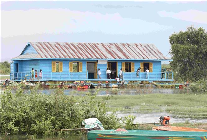 A floating school for Vietnamese-origin children in Pursat province. VNA Photo: Huỳnh Thảo 