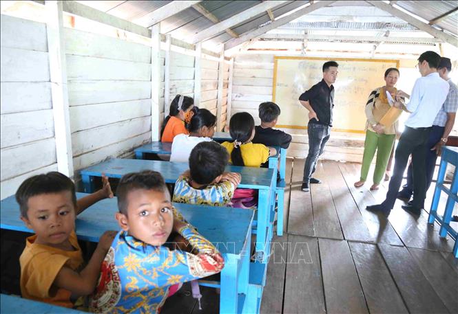 The delegation visits a floating school for Vietnamese-origin children in Pursat province. VNA Photo: Huỳnh Thảo 
