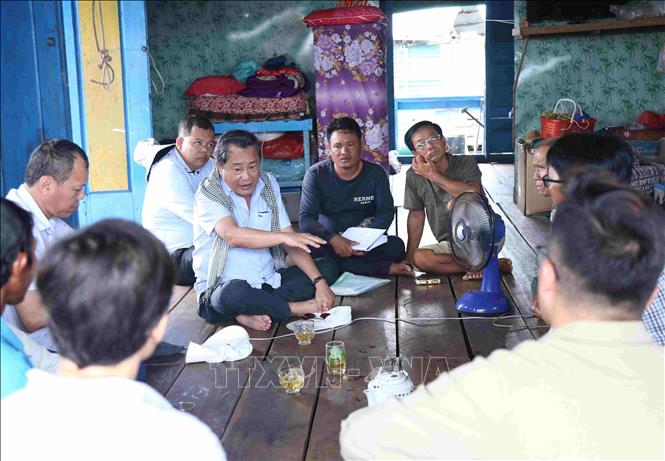 VCBA Chairman Oknha Leng Rithy talks with Vietnamese-origin people. VNA Photo: Huỳnh Thảo 