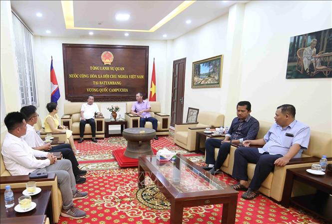 The VCBA and the Vietnamese Consulate General in Battambang province discuss the education support programme for Vietnamese-origin children. VNA Photo: Huỳnh Thảo 