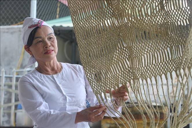 Thông thường, mỗi chiếc võng hoàn thành phải mất từ 15 ngày đến 1 tháng. Ảnh: Bích Huệ - TTXVN