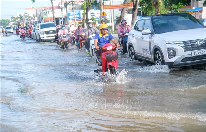 Một đoạn trên đường Cách Mạng Tháng Tám, quận Ninh Thủy trong sáng 23/9/2024 đã bớt ngập sâu dù triều cường vượt báo động 2. Ảnh: Thanh Liêm - TTXVN