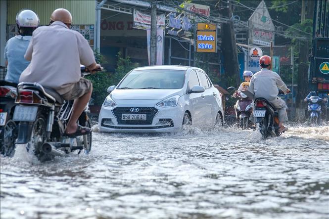 Một đoạn trên đường Cách Mạng Tháng Tám, quận Ninh Thủy trong sáng 23/9/2024 đã bớt ngập sâu dù triều cường vượt báo động 2. Ảnh: Thanh Liêm - TTXVN