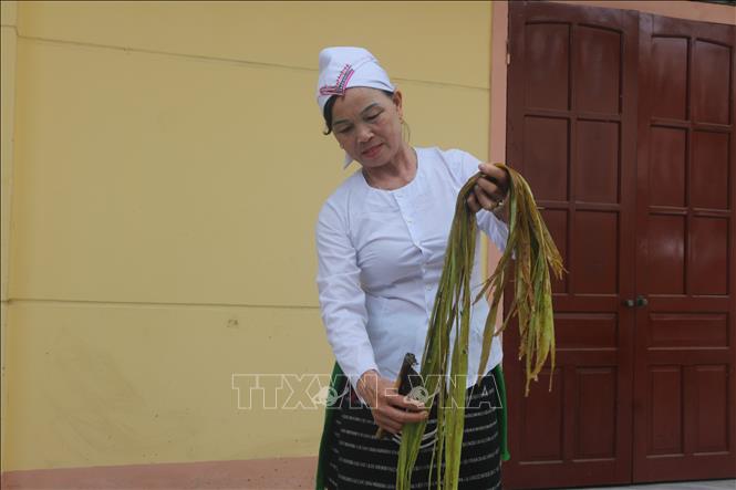 Công đoạn tước sợi cây gai. Ảnh: Bích Huệ - TTXVN