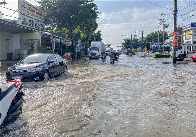 Một đoạn trên đường Cách Mạng Tháng Tám, quận Ninh Thủy trong sáng 23/9/2024 đã bớt ngập sâu khi triều cường vượt báo động 2. Ảnh: Thanh Liêm - TTXVN