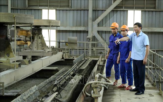 Lãnh đạo Nhà máy Bắc Nhạc Sơn - Công ty TNHH MTV Apatit Việt Nam luôn sát sao, quan tâm, chỉ đạo công nhân trong quá trình hoạt động sản xuất. Ảnh: Quốc Khánh - TTXVN
