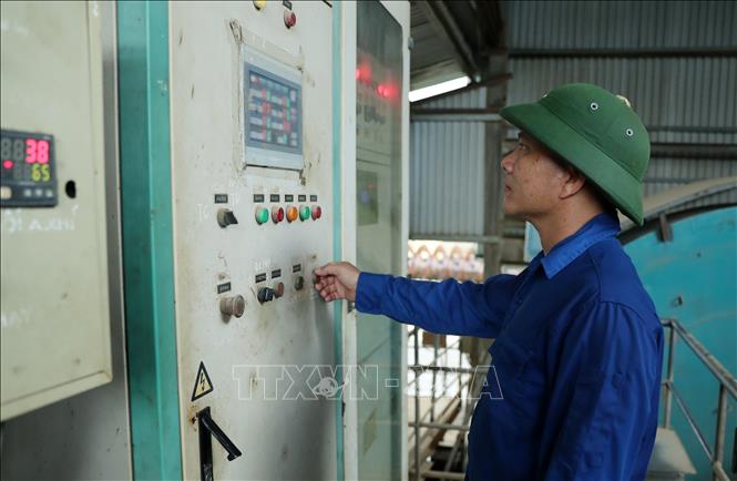 Công nhân Nhà máy Bắc Nhạc Sơn - Công ty TNHH MTV Apatit Việt Nam đang vận hành máy tuyển. Ảnh: Quốc Khánh - TTXVN

