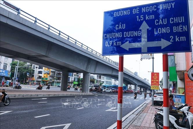 Biển chỉ dẫn hướng đi tại nút giao ngã tư. Ảnh: Tuấn Anh - TTXVN