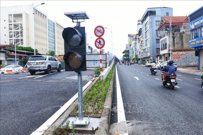 Đèn cảnh báo lối lên cầu vượt. Ảnh: Tuấn Anh - TTXVN