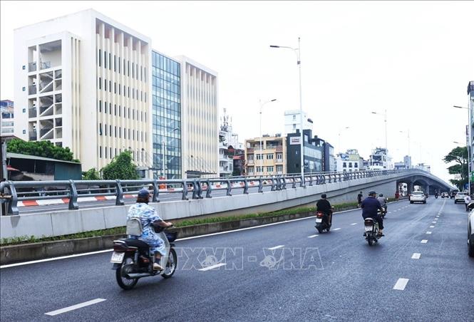 Tuyến đường nối từ Nguyễn Văn Cừ đến đê Ngọc Thụy đang hoàn thiện những công đoạn cuối. Ảnh: Tuấn Anh - TTXVN