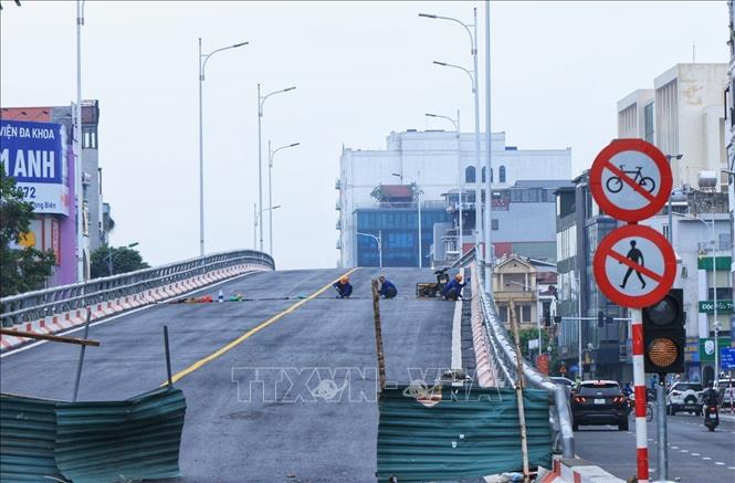 Hiện nay đơn vị thi công vẫn đang rào chắn lối lên cầu vượt khi tuyến đường chưa được chính thức khánh thành. Ảnh: Tuấn Anh - TTXVN