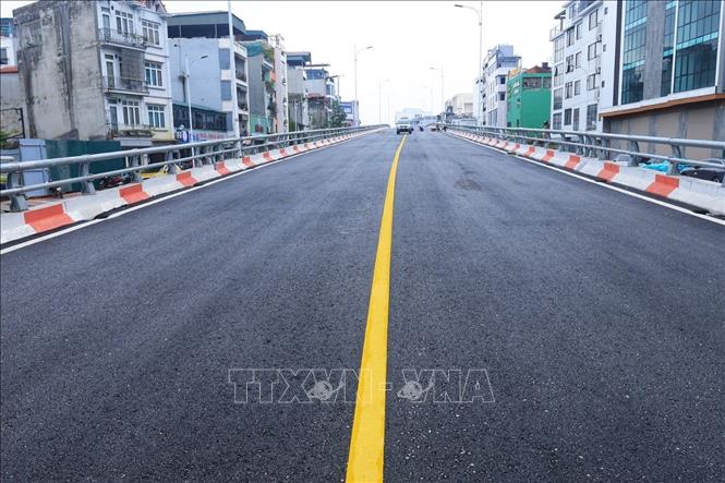 Mặt cầu vượt đã được thảm xong, chờ ngày khánh thành. Ảnh: Tuấn Anh - TTXVN