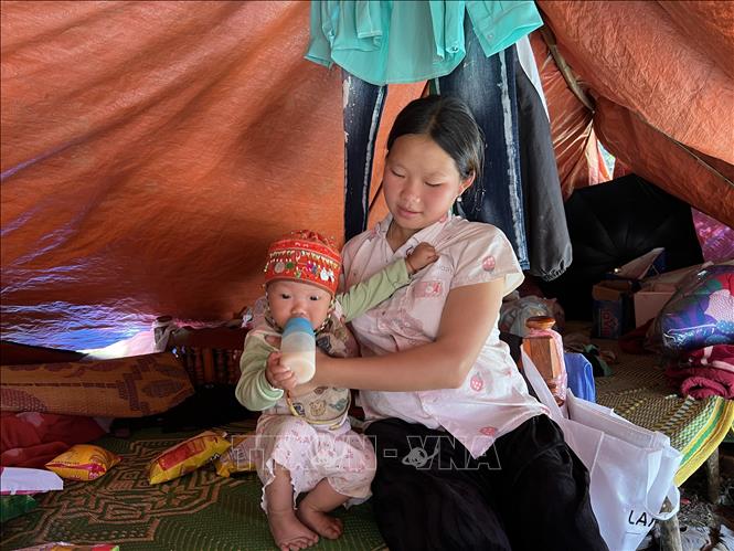 Cuộc sống của người dân xóm Lũng Luông, xã Vũ Nông ở khu lều tạm. Ảnh: Chu Hiệu-TTXVN