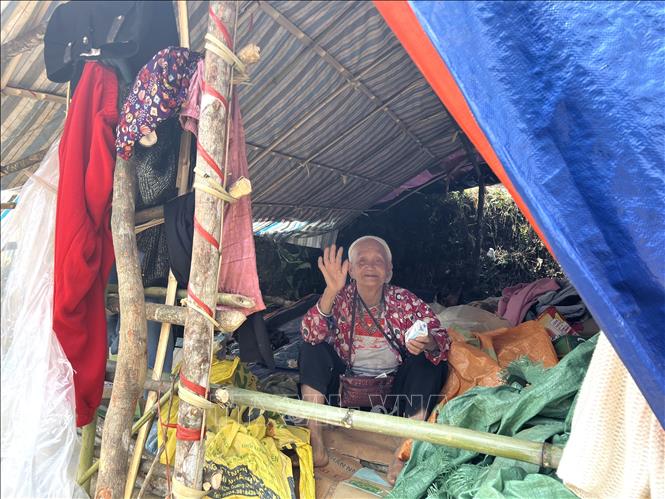 Bà Phùng Mùi Chày (65 tuổi, xóm Lũng Luông, xã Vũ Nông) ở khu lều tạm. Ảnh: Chu Hiệu-TTXVN