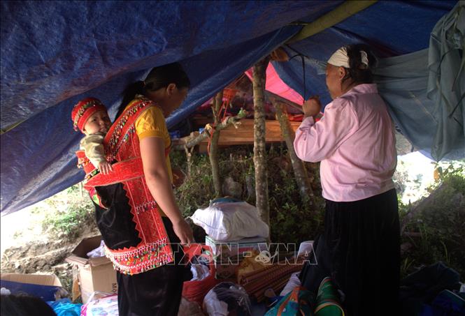 Cuộc sống của một hộ dân xóm Lũng Luông, xã Vũ Nông ở khu lều tạm. Ảnh: Chu Hiệu-TTXVN