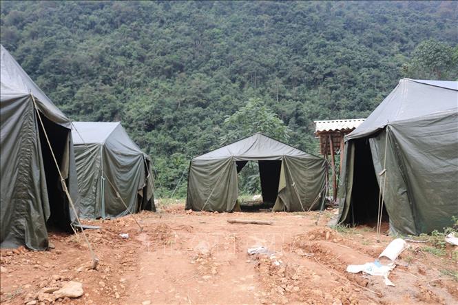 Những nhà bạt được bộ đội dựng tạm cho người dân vùng nguy cơ sạt lở. Ảnh: Chu Hiệu-TTXVN