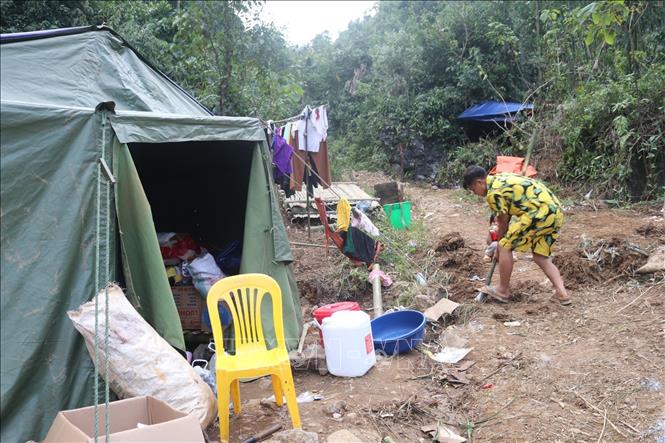 Cuộc sống ở nhà bạt của của một hộ dân xóm Lũng Lỳ, xã Ca Thành. Ảnh: Chu Hiệu-TTXVN