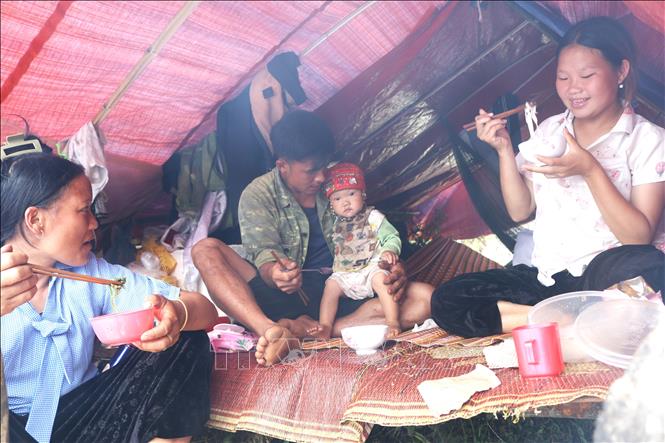 Cuộc sống của một hộ dân xóm Lũng Luông, xã Vũ Nông ở khu lều tạm. Ảnh: Chu Hiệu-TTXVN