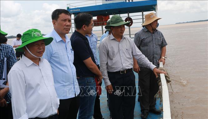Đoàn công tác khảo sát địa điểm sang mạn (cách khu vực mỏ cát biển B1 đang khai thác trên 35km hướng ra biển). Ảnh: Tuấn Phi-TTXVN