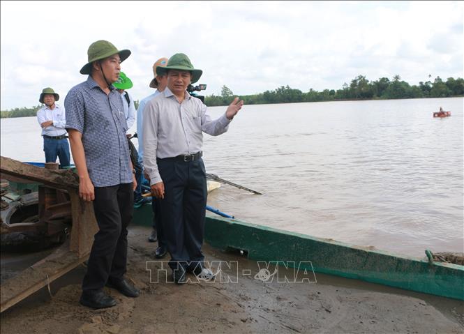 Chủ tịch UBND tỉnh Sóc Trăng Trần Văn Lâu (phải) trao đổi với đơn vị khai thác cát tại mỏ cát MS01 (sông Hậu). Ảnh: Tuấn Phi-TTXVN
