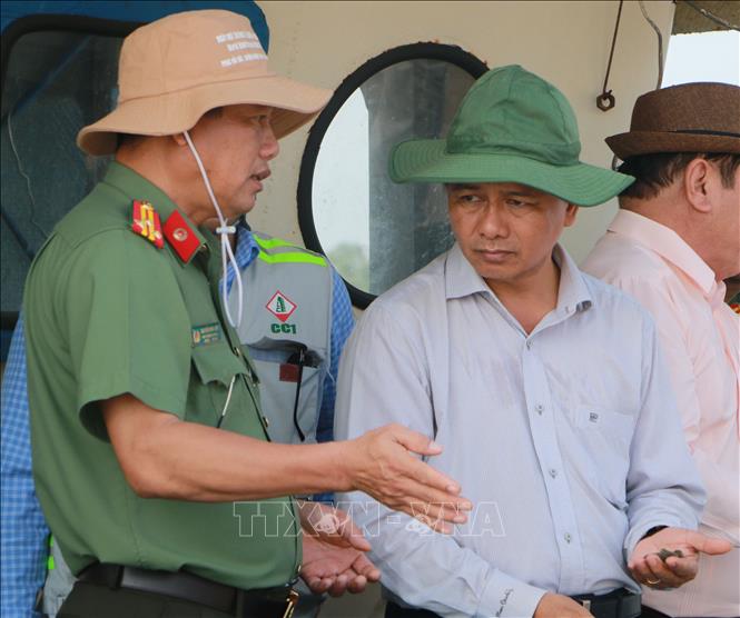 Chủ tịch UBND tỉnh Sóc Trăng Trần Văn Lâu (phải) trao đổi với cơ quan chức năng về công tác tuần tra, kiểm soát việc khai thác cát theo đúng quy định. Ảnh: Tuấn Phi-TTXVN