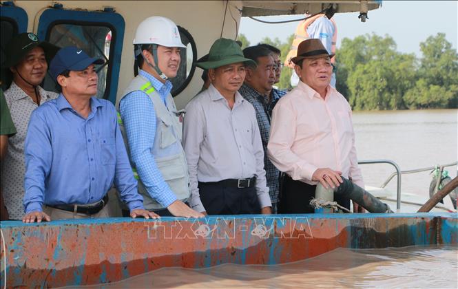 Chủ tịch UBND tỉnh Sóc Trăng Trần Văn Lâu cùng sở ban, ngành tỉnh Sóc Trăng khảo sát khai thác cát tại mỏ cát MS03 (sông Hậu). Ảnh: Tuấn Phi-TTXVN