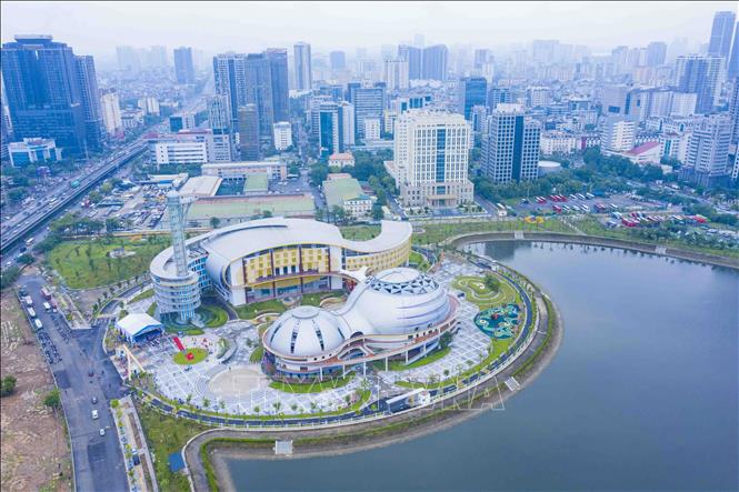 Cung Thiếu nhi Hà Nội nằm ven hồ Điều hòa CV1, tiếp giáp đường Phạm Hùng (phường Mỹ Đình, quận Nam Từ Liêm, Hà Nội). Ảnh: Minh Đức – TTXVN