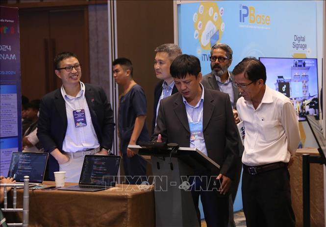 Các đại biểu trải nghiệm sản phẩm thông minh tại triển lãm Công nghệ đổi mới sáng tạo ngành khách sạn. Ảnh: Trần Lê Lâm – TTXVN