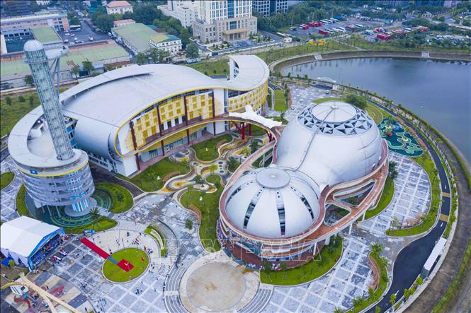 Cung Thiếu nhi gồm tháp thiên văn, khu vui chơi được chia thành hai khu A và B, kết nối với nhau bằng cây cầu hình chữ X cách điệu mang lại một không gian mở, rộng rãi và hiện đại. Ảnh: Minh Đức – TTXVN