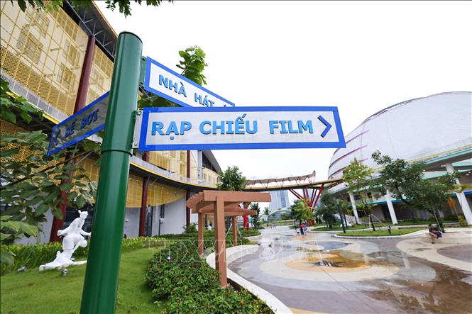 Hệ thống biển chỉ dẫn các khu vực thuộc các tòa nhà đều được sắp xếp khoa học, dễ tìm kiếm. Ảnh: Minh Đức – TTXVN