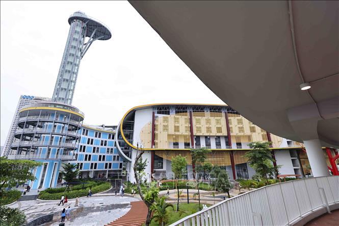 Tháp thiên văn 18 tầng cao 68 m, nơi cao nhất của cung thiếu nhi, bên trong có hai ống nhòm và kính thiên văn. Ảnh: Minh Đức – TTXVN