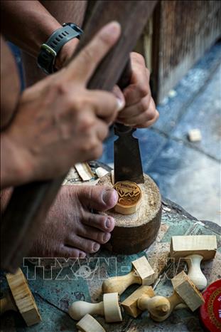 Mỗi một con dấu thủ công được thực hiện mang dấu ấn của người làm ra chúng và cá tính của người đặt hàng. Ảnh: Khánh Hoà - TTXVN
