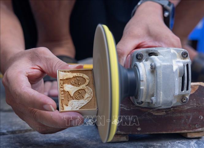 Mỗi sản phẩm qua tay người thợ thủ công tạo hình khi hoàn thiện đều mang một cá tính, phong cách riêng biệt. Ảnh: Hoàng Hiếu - TTXVN