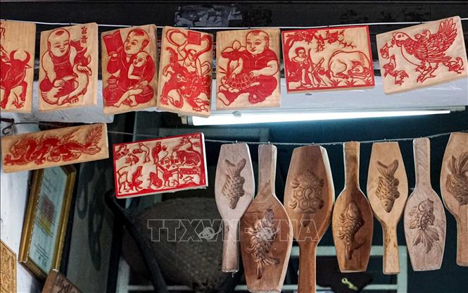Một số phôi gỗ của tranh dân gian Đông Hồ và khuôn bánh trung thu của 1 cửa hiệu khắc dấu trên phố hàng Quạt, quận Hoàn Kiếm. Ảnh: Khánh Hoà - TTXVN