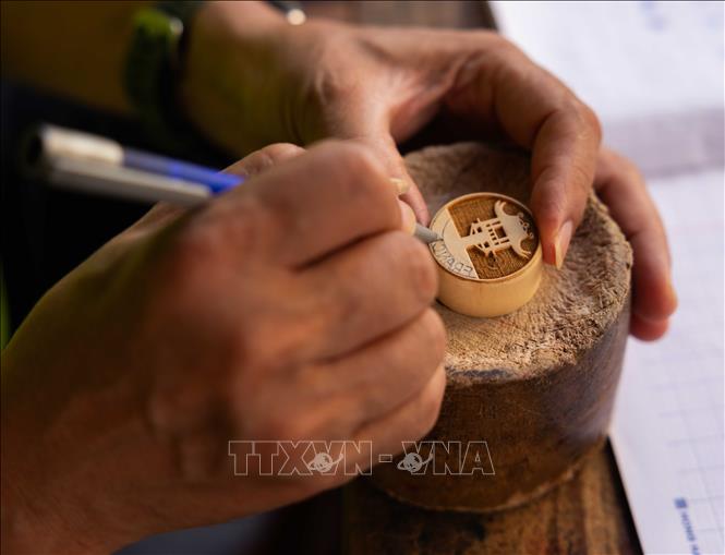 Hình khắc trên con dấu có thể mang cá tính riêng của chủ sở hữu, hoặc những hoạ tiết thể hiện nơi sản xuất. Ảnh: Hoàng Hiếu - TTXVN