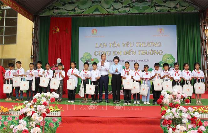 Chương trình “Lan tỏa yêu thương - Cùng em đến trường” năm 2024