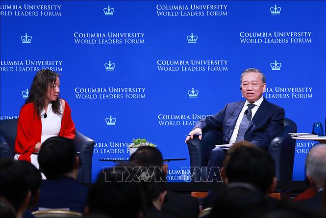 Party General Secretary and State President To Lam talks with students at the Columbia University in New York on September 23. VNA Photo: Lâm Khánh