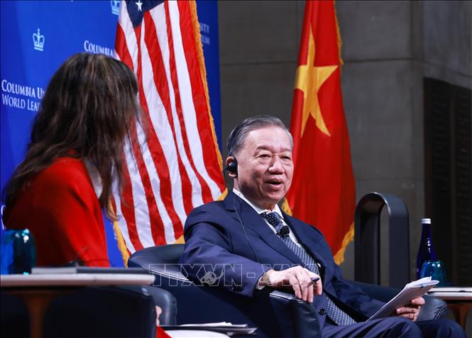 Party General Secretary and State President To Lam talks with students at the Columbia University in New York on September 23. VNA Photo: Lâm Khánh