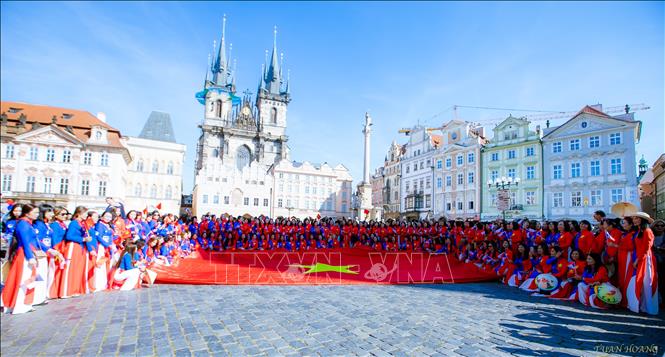 Tà áo dài Việt Nam duyên dáng giữa lòng Praha. Ảnh: Ngọc Long PV TTXVN tại CH Séc