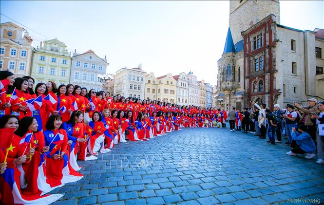 Tà áo dài Việt Nam duyên dáng giữa lòng Praha. Ảnh: Ngọc Long PV TTXVN tại CH Séc