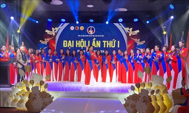 Ban chấp hành CLB di sản áo dài Việt Nam tại CH Séc nhiệm kỳ 2024-2029 ra mắt. Ảnh: Ngọc Long PV TTXVN tại CH Séc