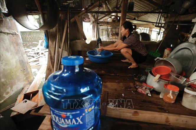 Mọi sinh hoạt của gia đình chị Viên (xã An Phú) gặp rất nhiều khó khăn. Ảnh: Minh Quyết - TTXVN