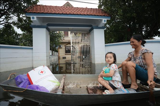 Đường vào thôn Đồng Chiêm (xã An Phú) như bến thuyền đã hơn 10 ngày nay. Ảnh: Minh Quyết - TTXVN