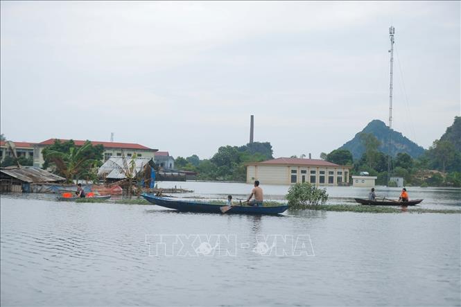 Phương tiện đi lại của người dân trong những ngày này đều phải dùng thuyền. Ảnh: Minh Quyết - TTXVN