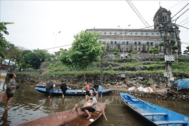 Đường vào thôn Đồng Chiêm (xã An Phú) như bến thuyền đã hơn 10 ngày nay. Ảnh: Minh Quyết - TTXVN