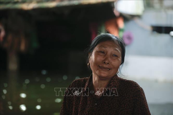 Nước vẫn ngập sâu hàng mét gây ảnh hưởng tới sinh hoạt của người dân thôn Phú Hiền (xã Hợp Thanh). Ảnh: Minh Quyết - TTXVN