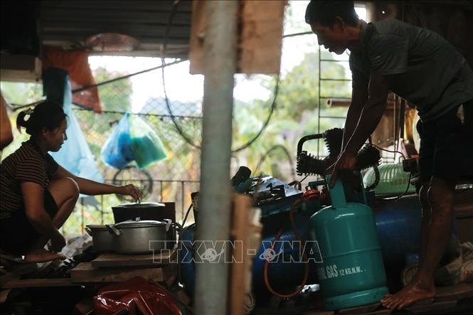 Mọi sinh hoạt của gia đình chị Viên (xã An Phú) gặp rất nhiều khó khăn. Ảnh: Minh Quyết - TTXVN