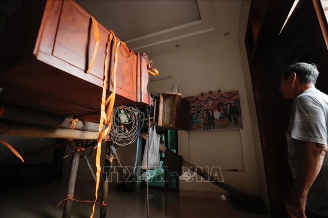 Nước dâng cao, hộ gia đình ông Ký thôn Đồng Chiêm (xã An Phú) phải kê đồ đạc trong nhà cao 2m. Ảnh: Minh Quyết - TTXVN