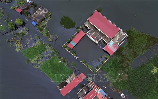 Những ngôi nhà ở thôn Phú Hiền, xã Hợp Thanh, huyện Mỹ Đức bị ngập sâu trong biển nước. Ảnh: Trần Việt - TTXVN