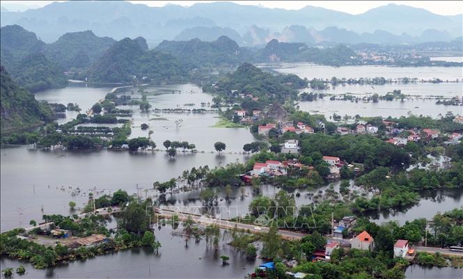 Nhiều thôn ở xã Hợp Thanh, huyện Mỹ Đức vẫn ngập sâu trong biển nước. Ảnh: Trần Việt - TTXVN